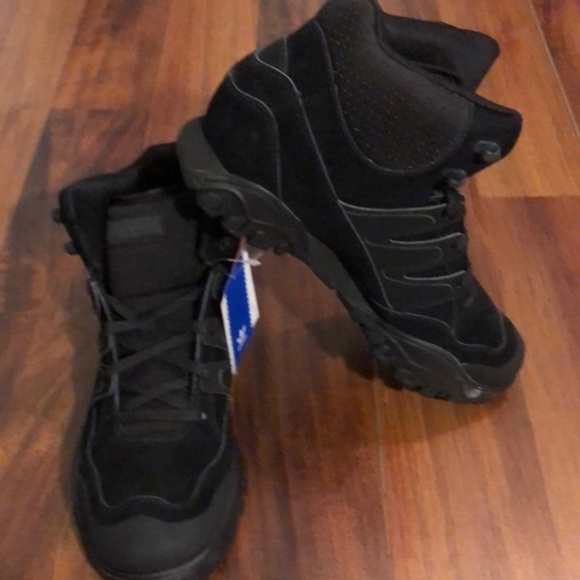 NWT Adidas Korsika Mid Sneakers